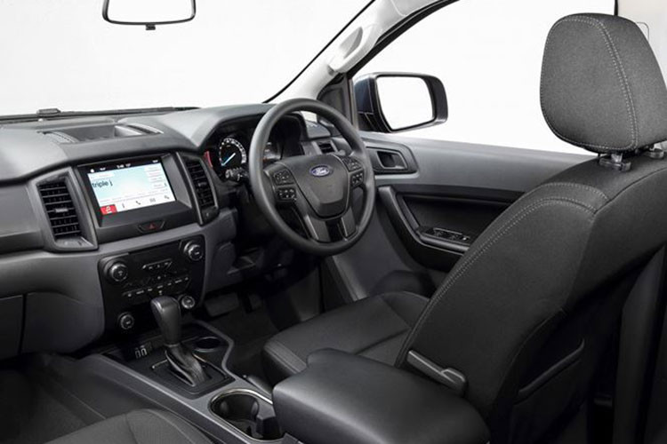 Bên trong nội thất xe cũng có một số điều chỉnh. Hệ thống SYNC bị loại bỏ, chỉ còn đầu CD thông thường và hệ thống SYNC 3 cho bản cao cấp. Điểm mới nữa là khoá thông minh và hệ thống đề nổ bằng nút bấm.