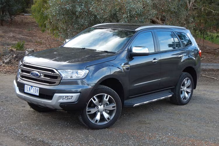 Thông tin về mẫu xe Ford Everest 2018 phiên bản nâng cấp mới đã được hé lộ từ một sự kiện nội bộ dành cho các đại lý chính hãng. Mặc dù không phải thế hệ hoàn toàn mới, Ford Everest phiên bản 2018 bán tại Việt Nam năm nay sẽ có thay đổi đáng kể, nhất là về động cơ và hộp số.