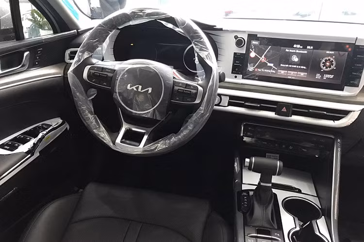 Khi mua mẫu xe này, người Việt sẽ nhận về những trang bị như hệ thống đèn LED, ghế lái chỉnh điện tích hợp nhớ vị trí, ghế phụ chỉnh điện, màn hình hiển thị thông tin kính lái HUD, bảng đồng hồ kỹ thuật số 12,3 inch, màn hình cảm ứng trung tâm 10,25 inch, hệ thống âm thanh Bose 12 loa, điều hòa tự động 2 vùng, cửa sổ trời toàn cảnh Panorama, khởi động máy từ xa và sạc điện thoại không dây.