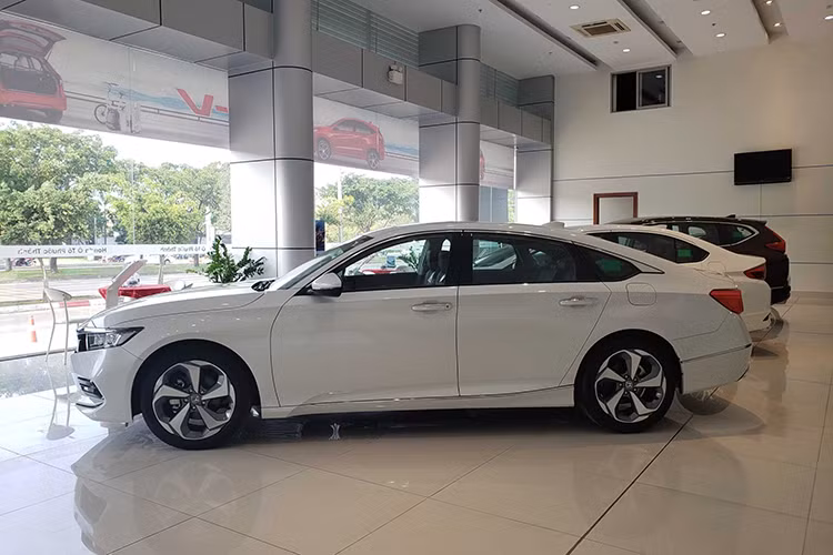 Honda Accord tại Việt Nam chỉ có 1 phiên bản và giá bán khởi điểm lên đến 1,319 tỷ đồng. Bên cạnh đó, xe cũng đã lâu không được làm mới thiết kế và trang bị nên càng kém hấp dẫn trong mắt người tiêu dùng Việt.