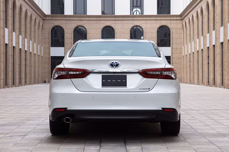 Là xe nhập khẩu nguyên chiếc từ Thái Lan nên Camry cũng không được hưởng chính sách giảm 50% lệ phí trước bạ của Nhà nước. Theo nguồn tin từ đại lý, Toyota Camry 2025 sẽ chính thức ra mắt thị trường Việt Nam vào tháng 12 năm nay. Nhân viên tư vấn bán hàng tại đại lý cho biết xe sẽ bị cắt phiên bản máy xăng 2.5Q và tăng số lượng phiên bản hybrid từ 1 lên 2.