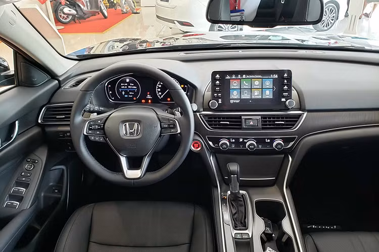 Trong vài tháng trở lại đây, hãng Honda đã liên tục giảm tiền mặt đến 220 triệu đồng cho Accord nhưng không cứu vãn được doanh số của mẫu xe này. Trong tháng 9/2024, Honda Accord tiếp tục được áp dụng chương trình khuyến mãi kể trên.