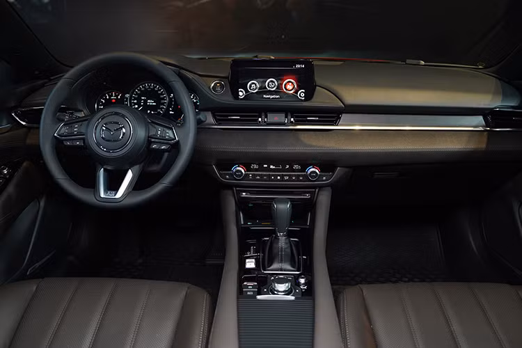 Mazda6 hiện là mẫu sedan hạng D rẻ nhất Việt Nam với giá bán dao động từ 779 - 914 triệu đồng. Tuy có giá rẻ nhưng xe lại bán không quá chạy. Nguyên nhân có lẽ một phần bắt nguồn từ việc xe đã lâu không có phiên bản nâng cấp. Ngoài giá bán cạnh tranh, Mazda6 còn sở hữu ngoại hình khá đẹp mắt, trang bị tiện nghi và an toàn đầy đủ.