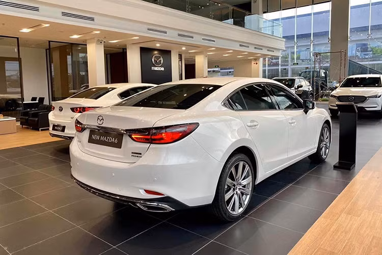 Mazda6 tại Việt Nam hiện sở hữu 2 tùy chọn động cơ. Đầu tiên là động cơ xăng SkyActiv-G 2.0 với công suất tối đa 154 mã lực và mô-men xoắn cực đại 200 Nm. Hai con số tương ứng của động cơ xăng SkyActiv-G 2.5 là 188 mã lực và 252 Nm. Cả hai động cơ đều đi với hộp số tự động 6 cấp.