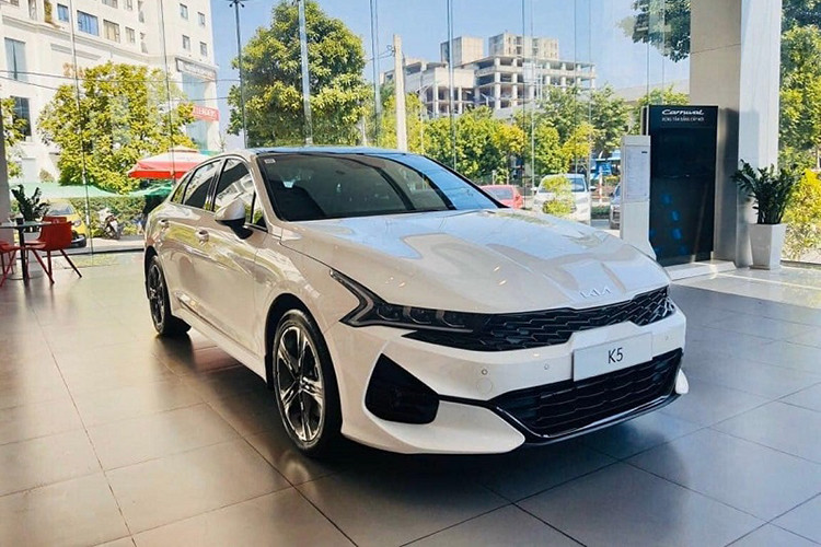 Kia K5: 14 xe Tương tự các đối thủ cùng phân khúc, Kia K5 cũng có doanh số không mấy khả quan trong tháng 8/2024. Mẫu xe này chỉ bán ra 14 xe trong tháng 8, giảm đến 65,8%. Với kết quả này, Kia K5 một lần nữa góp mặt trong top 10 ô tô bán kém nhất thị trường Việt Nam. Kia K5 là mẫu sedan hạng D có giá bán khá hợp lý, dao động từ 859 - 999 triệu đồng.
