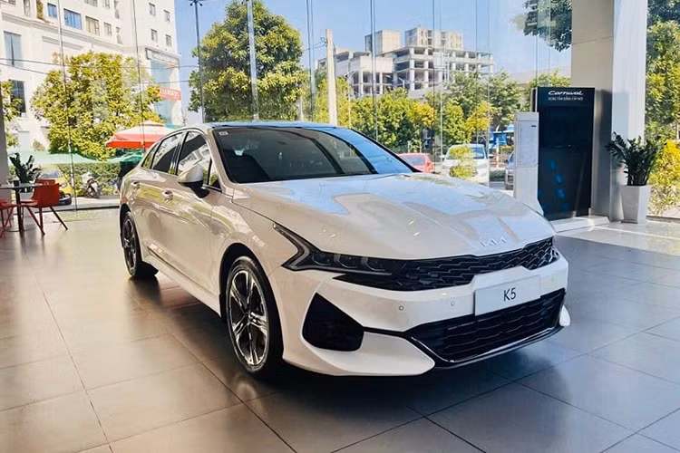  Kia K5: 14 xe Tương tự các đối thủ cùng phân khúc, Kia K5 cũng có doanh số không mấy khả quan trong tháng 8/2024. Mẫu xe này chỉ bán ra 14 xe trong tháng 8, giảm đến 65,8%. Với kết quả này, Kia K5 một lần nữa góp mặt trong top 10 ô tô bán kém nhất thị trường Việt Nam. Kia K5 là mẫu sedan hạng D có giá bán khá hợp lý, dao động từ 859 - 999 triệu đồng.