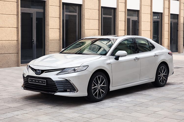 Toyota Camry: 65 xe Sự sa sút phong độ của Toyota Camry là minh chứng rõ nhất cho thấy phân khúc sedan hạng D bị người tiêu dùng Việt Nam quay lưng. Trong tháng 8 vừa qua, mẫu xe nhà Toyota chỉ bán được 65 xe, giảm đến 49,6%. Đây có lẽ là một trong những lần hiếm hoi Toyota Camry không bán nổi 100 xe trong một tháng ở thị trường Việt Nam. Tuy vậy, vị trí số 1 trong phân khúc sedan hạng D vẫn thuộc về mẫu xe này.