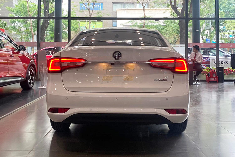 MG5 MT được Tập đoàn SAIC Motor trang bị động cơ xăng 4 xi-lanh, hút khí tự nhiên, dung tích 1.5 lít cho công suất tối đa 113 mã lực tại tua máy 6.000 vòng/phút và mô-men xoắn cực đại đạt 150Nm tại 4.500 vòng/phút, kết hợp hộp số sàn 5 cấp và hệ dẫn động cầu trước.