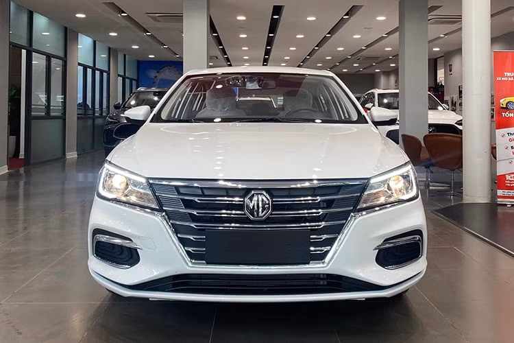 Kiểu dáng lạc hậu, trang tin an toàn sơ xài, lại mang thương hiệu đến từ Trung Quốc… Chính vì vậy, MG5 MT có giá bán khá hấp dẫn so với một mẫu sedan kích thước cỡ C nhưng được định vị ở phân khúc B. Tuy nhiên, nếu so với các đối thủ cùng phân khúc thì nó lại thua hoàn toàn nên việc có doanh số thấp tại thị trường Việt nam cũng là điều dễ hiểu.