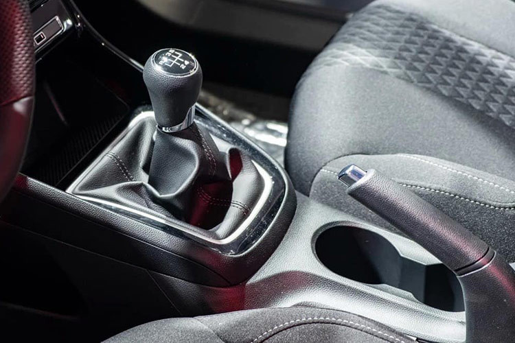 Là xe giá rẻ nên MG5 MT sở hữu thiết kế ngoại thất và trang bị kém hiện đại hơn. Mẫu sedan hạng C này được trang bị lưới tản nhiệt mạ crôm, đèn pha Halogen, đèn định vị ban ngày, đèn hậu LED, đèn sương mù sau, vành thép 15 inch hay gương chiếu hậu chỉnh điện/tích hợp đèn báo rẽ.