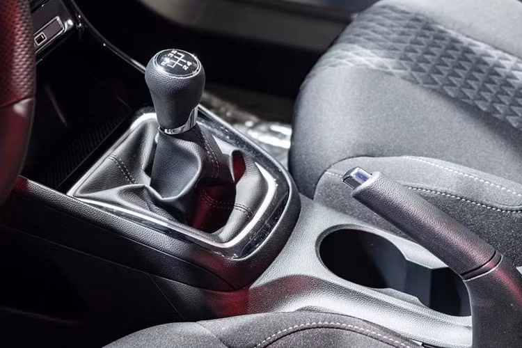 Là xe giá rẻ nên MG5 MT sở hữu thiết kế ngoại thất và trang bị kém hiện đại hơn. Mẫu sedan hạng C này được trang bị lưới tản nhiệt mạ crôm, đèn pha Halogen, đèn định vị ban ngày, đèn hậu LED, đèn sương mù sau, vành thép 15 inch hay gương chiếu hậu chỉnh điện/tích hợp đèn báo rẽ.