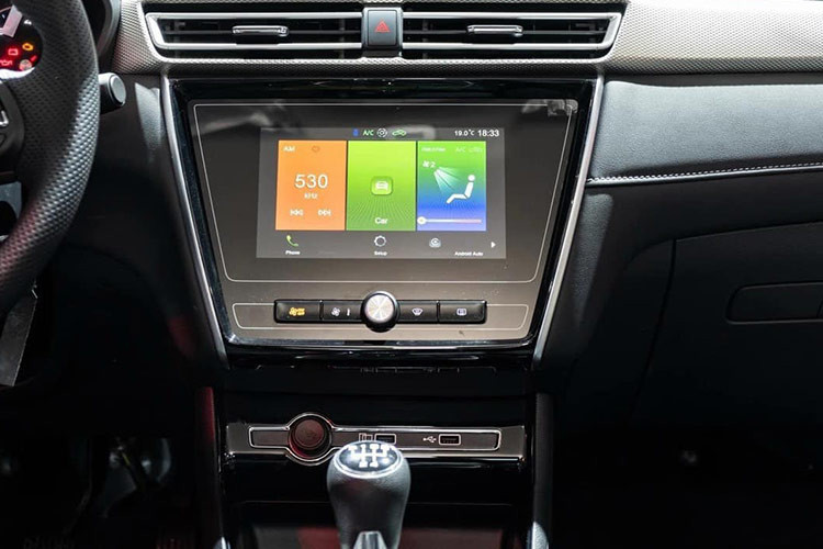 Có thể thấy trong dòng sản phẩm của thương hiệu MG tại Việt Nam, có 2 mẫu xe cùng mang tên gọi MG5. Trong đó, MG5 MT là mẫu xe nhắm đến những đối tượng khách hàng mua xe để chạy dịch vụ. MG5 MT trên thực tế là phiên bản cũ, đã ra mắt thị trường Trung Quốc từ năm 2020.