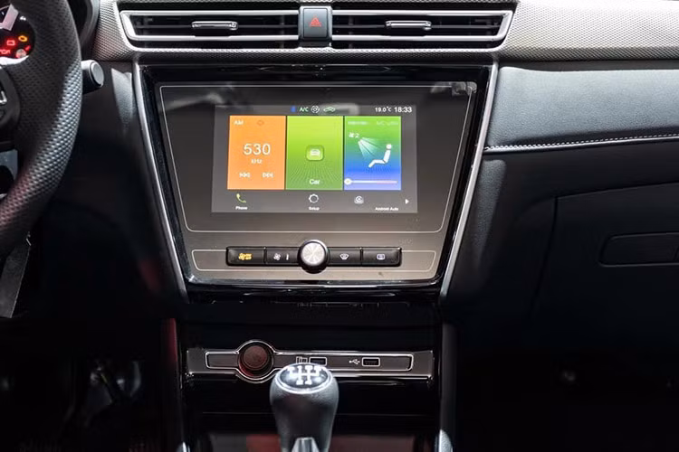 Có thể thấy trong dòng sản phẩm của thương hiệu MG tại Việt Nam, có 2 mẫu xe cùng mang tên gọi MG5. Trong đó, MG5 MT là mẫu xe nhắm đến những đối tượng khách hàng mua xe để chạy dịch vụ. MG5 MT trên thực tế là phiên bản cũ, đã ra mắt thị trường Trung Quốc từ năm 2020.