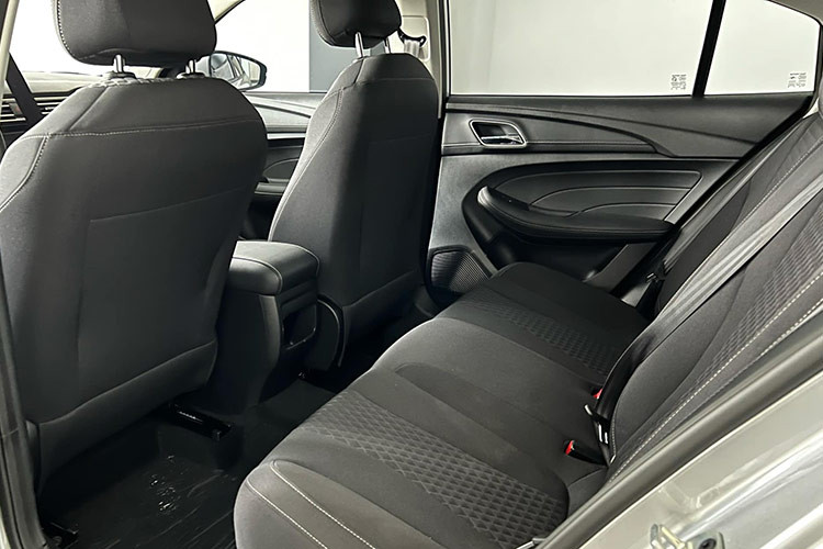 Bên trong xe, MG5 MT chỉ có ghế bọc nỉ, ghế trước chỉnh cơ 4 hướng, vô lăng chỉnh 2 hướng, tích hợp phím chức năng, màn hình cảm ứng trung tâm 8 inch, điều hòa điều khiển điện tử và 4 loa. Trang bị an toàn của xe cũng rất cơ bản với phanh đĩa trước, phanh tang trống sau, 2 túi khí, hệ thống chống bó cứng phanh ABS, phân phối lực phanh điện tử EBD, camera lùi và cảm biến lùi. 