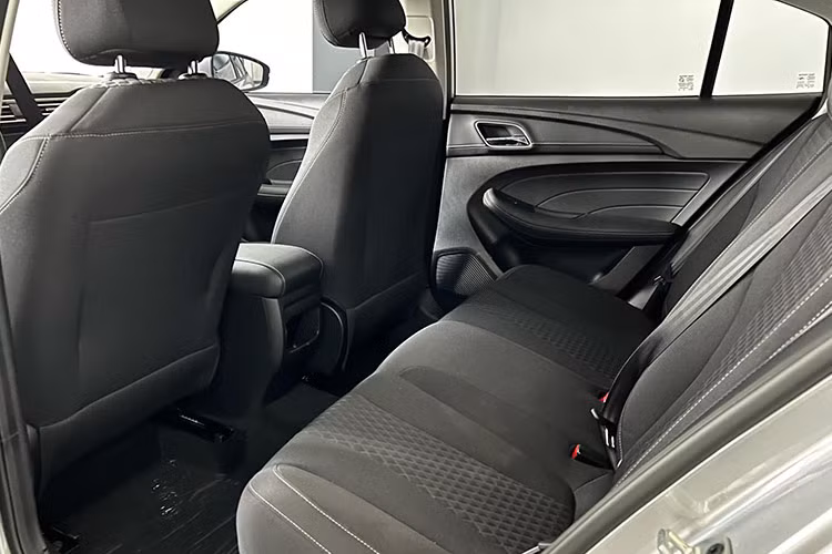 Bên trong xe, MG5 MT chỉ có ghế bọc nỉ, ghế trước chỉnh cơ 4 hướng, vô lăng chỉnh 2 hướng, tích hợp phím chức năng, màn hình cảm ứng trung tâm 8 inch, điều hòa điều khiển điện tử và 4 loa. Trang bị an toàn của xe cũng rất cơ bản với phanh đĩa trước, phanh tang trống sau, 2 túi khí, hệ thống chống bó cứng phanh ABS, phân phối lực phanh điện tử EBD, camera lùi và cảm biến lùi. 