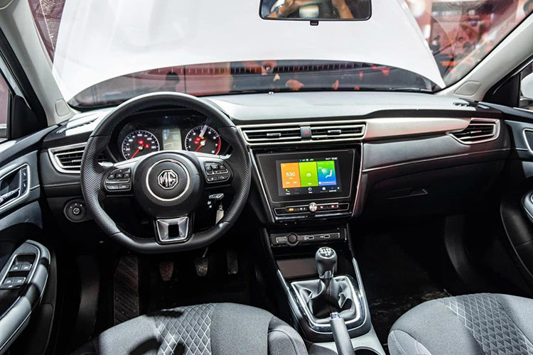 Mẫu xe có mức ưu đãi cao nhất là MG RX5 số VIN 2023. Theo đó, hãng tặng phí đăng ký và 2 năm bảo hiểm vật chất cho khách hàng mua 2 phiên bản của mẫu SUV cỡ C này với giá trị lên đến 120 triệu đồng.