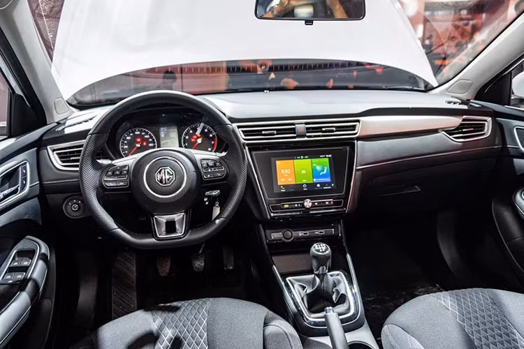 Mẫu xe có mức ưu đãi cao nhất là MG RX5 số VIN 2023. Theo đó, hãng tặng phí đăng ký và 2 năm bảo hiểm vật chất cho khách hàng mua 2 phiên bản của mẫu SUV cỡ C này với giá trị lên đến 120 triệu đồng.