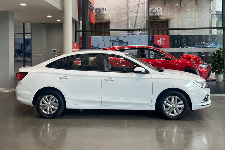 Tuy nhiên, vào thời điểm hiện tại, nhiều đại lý MG đang báo giá lăn bánh cho MG5 MT ở mức chỉ 375 triệu đồng. Thậm chí, có những đại lý chỉ công bố mức giá lăn bánh MG5 MT chỉ 365 triệu hoặc 370 triệu đồng cho mẫu sedan hạng C này. Nói cách khác, MG5 MT hiện có giá lăn bánh còn thấp hơn cả giá niêm yết.