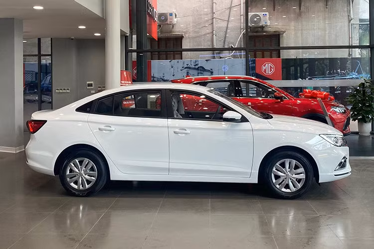 Tuy nhiên, vào thời điểm hiện tại, nhiều đại lý MG đang báo giá lăn bánh cho MG5 MT ở mức chỉ 375 triệu đồng. Thậm chí, có những đại lý chỉ công bố mức giá lăn bánh MG5 MT chỉ 365 triệu hoặc 370 triệu đồng cho mẫu sedan hạng C này. Nói cách khác, MG5 MT hiện có giá lăn bánh còn thấp hơn cả giá niêm yết.