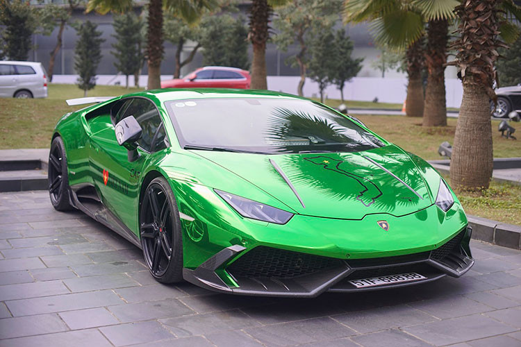 Tại thị trường Việt Nam, giá siêu xe Lamborghini Huracan chính hãng thời điểm vào đầu năm 2016 (trước thuế TTĐB từ 31/7/2016) khoảng 14 đến 16 tỷ đồng. Hiện tại mức giá chính hãng của siêu xe này lên tới hơn 20 tỷ.