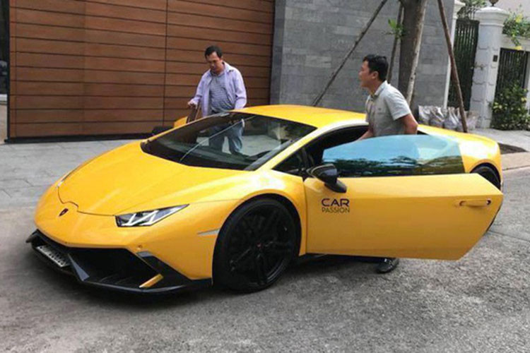 Hiện chưa rõ lý do vì sao chủ nhân chiếc Lamborghini Huracan LP610-4 màu vàng độ body kit Mansory lại không hề sử dụng siêu xe này cũng như chăm sóc ngoại thất khiến xe bám bụi khá dày đặc. Một số nguồn tin cho hay, doanh nhân Nha Trang này có việc riêng ở nước ngoài nên đã lâu không để ý tới siêu xe Lamborghini Huracan tiền tỷ này.