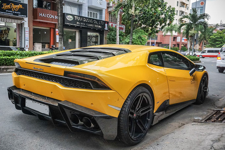 Siêu xe Lamborghini Huracan LP610-4 độ Mansory đình đám tại Nha Trang này được xem là chiếc thứ 3 về Việt Nam vào năm 2015. Không chỉ có ngoại thất độ body kit sợi carbon Mansory, xe còn được độ lại mâm 5 chấu kép của Vossen, cánh gió đuôi cố định bằng sợi carbon khá hầm hố và còn được độ lại hệ thống ống xả của hãng FI.