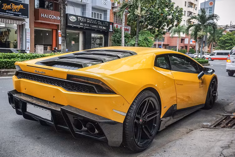 Siêu xe Lamborghini Huracan LP610-4 độ Mansory đình đám tại Nha Trang này được xem là chiếc thứ 3 về Việt Nam vào năm 2015. Không chỉ có ngoại thất độ body kit sợi carbon Mansory, xe còn được độ lại mâm 5 chấu kép của Vossen, cánh gió đuôi cố định bằng sợi carbon khá hầm hố và còn được độ lại hệ thống ống xả của hãng FI.