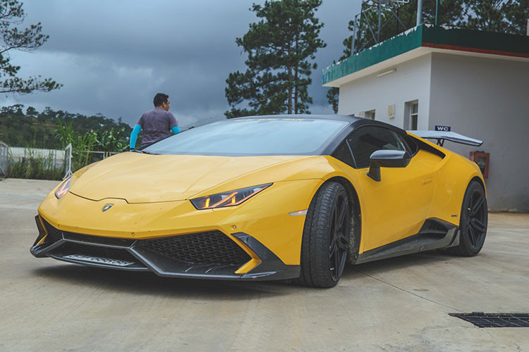 Lamborghini Huracan LP610-4 độ Mansory của doanh nhân ở Nha Trang không chỉ được "thông nòng" động cơ V10, dung tích 5.2 lít. Động cơ xe còn sản sinh công suất tối đa 610 mã lực, mô-men xoắn cực đại 560 Nm.