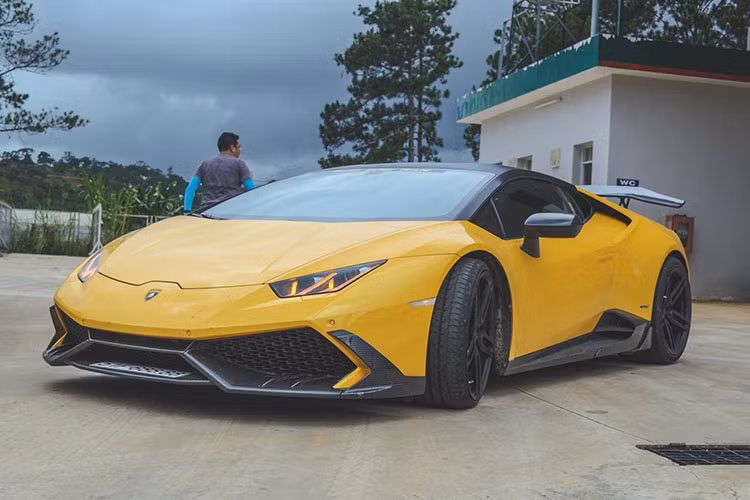 Lamborghini Huracan LP610-4 độ Mansory của doanh nhân ở Nha Trang không chỉ được "thông nòng" động cơ V10, dung tích 5.2 lít. Động cơ xe còn sản sinh công suất tối đa 610 mã lực, mô-men xoắn cực đại 560 Nm.