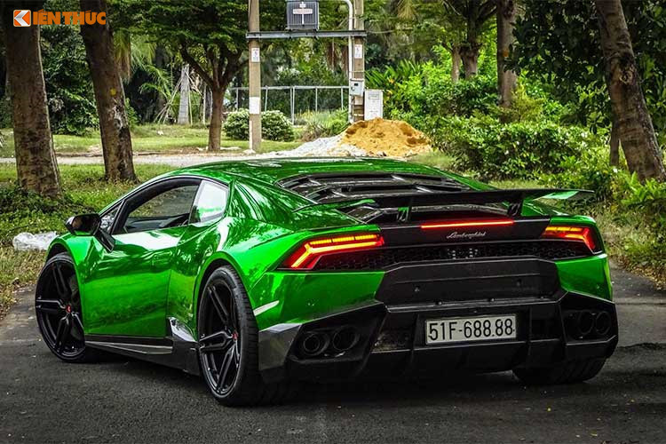 Lamborghini Huracan LP610-4 có thời gian tăng tốc từ vị trí đứng yên lên 100 km/h chỉ trong vòng 3,2 giây trước khi đạt vận tốc tối đa 325 km/h. Trong cách đặt tên của Huracan LP610-4, con số 610 tượng trưng cho công suất của xe, số 4 mang hàm ý cho hệ dẫn động 4 bánh.