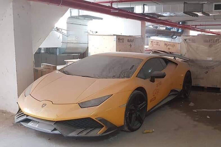 Mới đây trên mạng xã hội có xuất hiện hình ảnh chiếc siêu xe Lamborghini Huracan LP610-4 bỏ xó, phủ bụi trong một nhà kho ở Nha Trang. Chiếc xe mang biển kiểm soát 79A của tỉnh Khánh Hoà bị bắt gặp trong tình cảnh bụi bám dày đặc ở ngoại thất khiến không ít người mê xe xót xa.