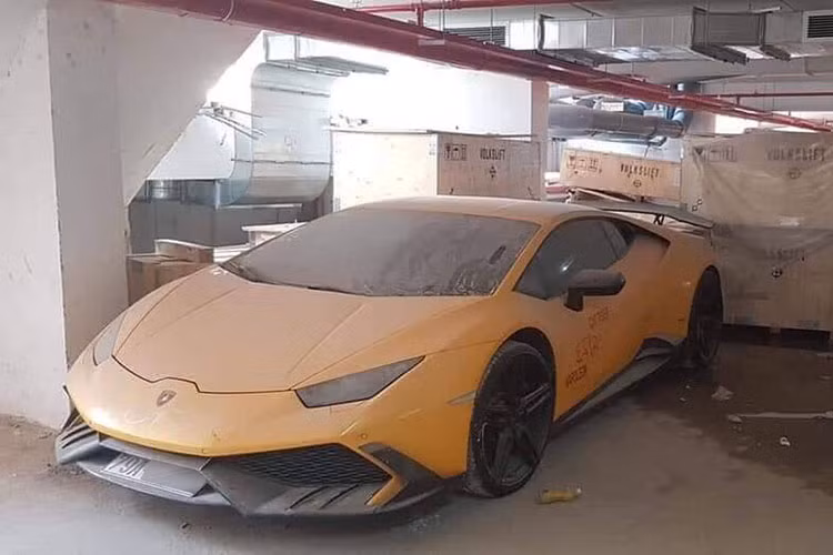 Mới đây trên mạng xã hội có xuất hiện hình ảnh chiếc siêu xe Lamborghini Huracan LP610-4 bỏ xó, phủ bụi trong một nhà kho ở Nha Trang. Chiếc xe mang biển kiểm soát 79A của tỉnh Khánh Hoà bị bắt gặp trong tình cảnh bụi bám dày đặc ở ngoại thất khiến không ít người mê xe xót xa.