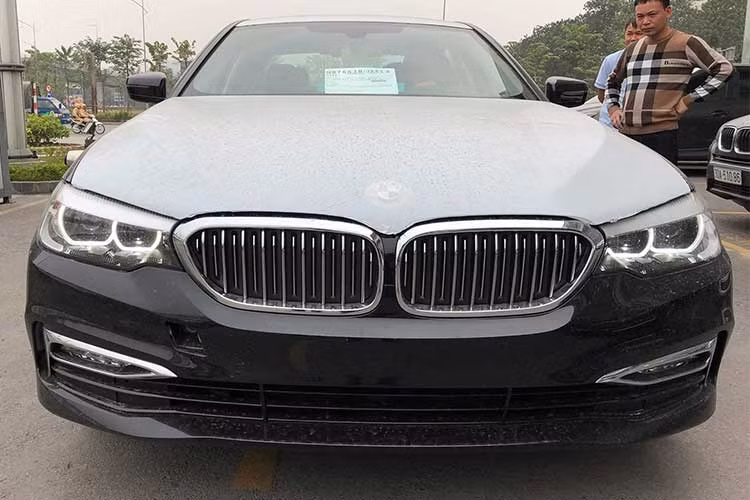 BMW 5-Series 2017 hiện đã có mặt tại một số thị trường Đông Nam Á như Malaysia, Thái Lan, … Tại Việt Nam, do một số vấn đề về bê bối gian lận giấy tờ nhập khẩu của Euro Auto trong thời gian vừa qua, chính vì vậy nên phiên bản này đành phải lỡ hẹn với người tiêu dùng.