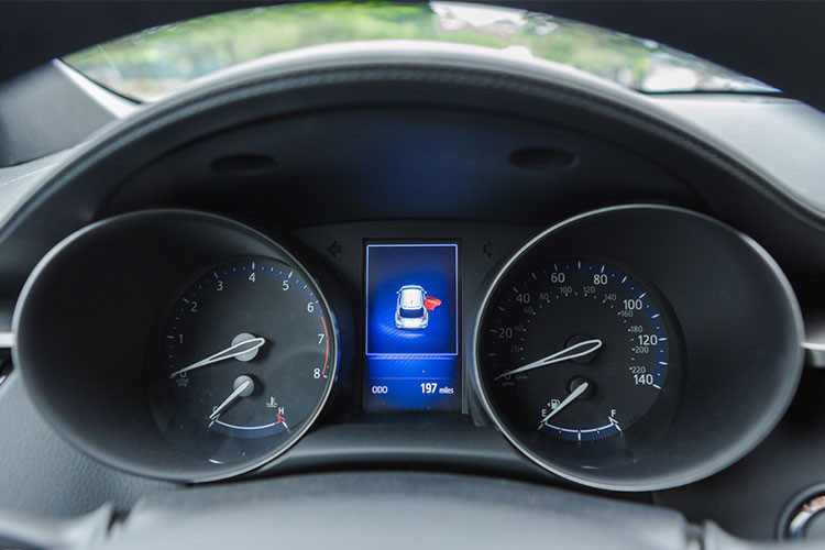 Toyota CH-R trang bị tiêu chuẩn gói công nghệ an toàn Toyota Safety Sense P, bao gồm cảnh báo va chạm phía trước, phát hiện người đi bộ, tự động phanh khẩn cấp, cảnh bảo chệch làn đường, đèn pha tự điều chỉnh độ cao, cảnh báo điểm mù và kiểm soát hành trình thích ứng. Bên cạnh trang bị 10 túi khí và camera lùi.