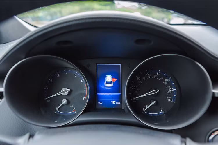 Toyota CH-R trang bị tiêu chuẩn gói công nghệ an toàn Toyota Safety Sense P, bao gồm cảnh báo va chạm phía trước, phát hiện người đi bộ, tự động phanh khẩn cấp, cảnh bảo chệch làn đường, đèn pha tự điều chỉnh độ cao, cảnh báo điểm mù và kiểm soát hành trình thích ứng. Bên cạnh trang bị 10 túi khí và camera lùi.