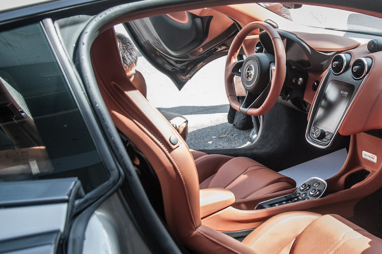 Dù vậy, siêu xe này vẫn có khả năng tăng tốc từ 0-100 km/h khá ấn tượng khi chỉ tốn 3,2 giây cùng vận tốc tối đa ở mức 328 km/h. Xe dùng hệ dẫn động cầu sau và hộp số 7 cấp SSG.