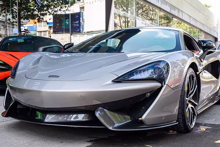 McLaren 570S là dòng xe thể thao được hãng xe Anh quốc được ví như “siêu xe giá rẻ”, nhưng khi mới về Việt Nam nó có giá bán tới 12 tỷ đồng. Vòng đời sản xuất của nó chỉ 6 năm với nhiều phiên bản như Coupe và mui trần, 540C, 570GT, McLaren 600LT, McLaren 600LT Spider hay McLaren 620R chỉ sản xuất 350 chiếc.