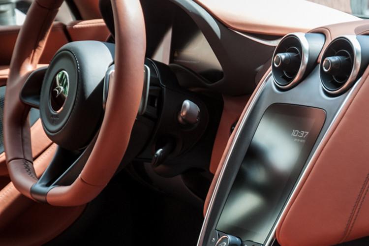 McLaren 570S được trang bị động cơ V8 tăng áp kép dung tích 3.8 lít, sản sinh sức mạnh 562 mã lực và mô-men xoắn cực đại 600 Nm. So với “đàn anh” 650S, công suất của mẫu xe này yếu hơn 79 mã lực.