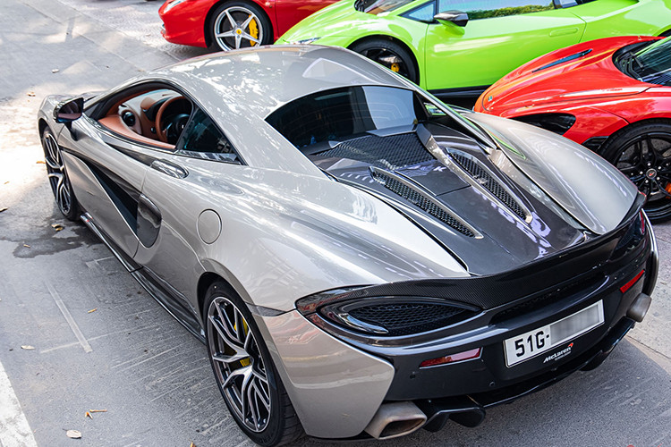 Chiếc siêu xe McLaren 570S này đã trải qua rất nhiều đời chủ và từng được rao bán hơn 8 tỷ đồng vào năm 2024, chủ sở hữu đầu tiên là Cường Đô la, sau đó Tống Đông Khuê mua về trải nghiệm từ "siêu cò" Phan Công Khanh. Ngoài ra, xe từng có thời gian mang gói độ body kit 570-VX của hãng Vorsteiner, nhưng hiện tại đã về nguyên bản.