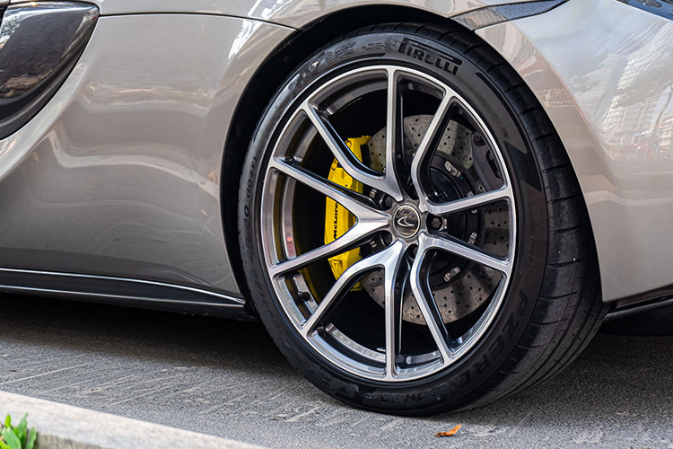 Chiếc McLaren 570S này từng độ bộ mâm đa chấu sơn đen của thương hiệu Forgiato, nhưng hiện tại đã trở về bộ la-zăng kích thước 20 inch, mang thiết kế 5 chấu dạng chữ Y vốn có của xe từ khi cập bến nước ta. Tuy nhiên, cùm phanh màu bạc nguyên bản nay đã đổi sang màu vàng nhằm tạo điểm nhấn cho xe.