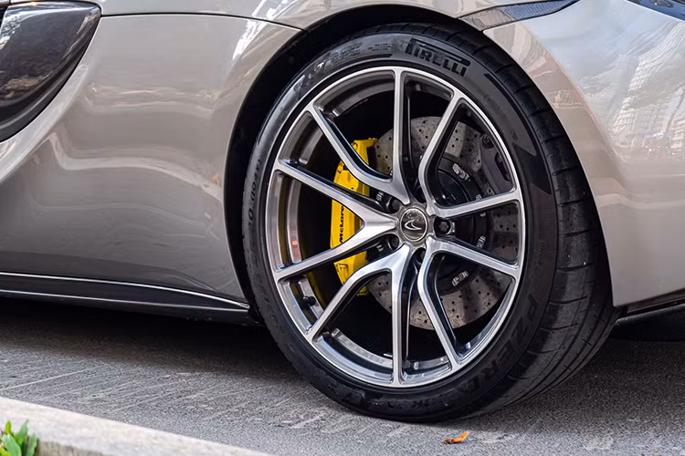 Chiếc McLaren 570S này từng độ bộ mâm đa chấu sơn đen của thương hiệu Forgiato, nhưng hiện tại đã trở về bộ la-zăng kích thước 20 inch, mang thiết kế 5 chấu dạng chữ Y vốn có của xe từ khi cập bến nước ta. Tuy nhiên, cùm phanh màu bạc nguyên bản nay đã đổi sang màu vàng nhằm tạo điểm nhấn cho xe.