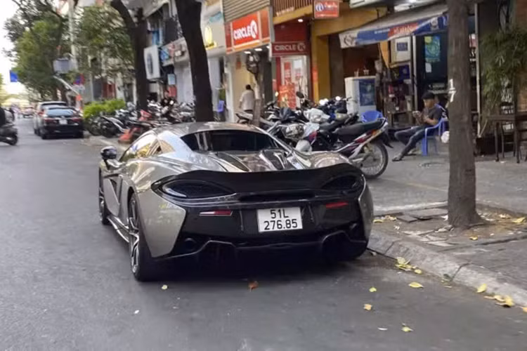 Trong đó, chiếc xe McLaren 570S trong bài viết này là xe đầu tiên về nước và từng thuộc sở hữu của tay chơi siêu xe đình đám Việt Nam - Cường Đô la. Sau 9 năm về Việt Nam, chiếc McLaren 570S hiện đang thuộc sở hữu của một tay chơi xe kín tiếng, và lâu lâu được chủ xe lái ra đường để "tắm nắng".
