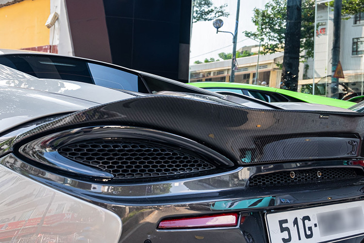 Dù trải qua nhiều đời chủ, ngoại thất xe vẫn được giữ nước sơn màu bạc Blade Silver từ khi xuất xưởng. Trước đó, chủ cũ của xe là đại gia Bạc Liêu đã nâng cấp gói độ bodykit cực hầm hố của Vorsteiner. Sau khi đổi chủ vào năm 2022, chiếc xe đã tháo bỏ gói độ này và trả về trạng thái nguyên bản.