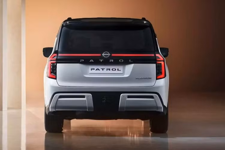 Về phía đuôi xe, Nissan đã lắp một thanh đèn LED riêng biệt trên cửa sau kết nối với đèn hậu LED thời trang – mang lại vẻ ngoài năng động và thể thao cho chiếc SUV. Nhà sản xuất cung cấp cho Patrol 2025 bảy màu sơn ngoại thất với 4 tùy chọn 2 tông màu.