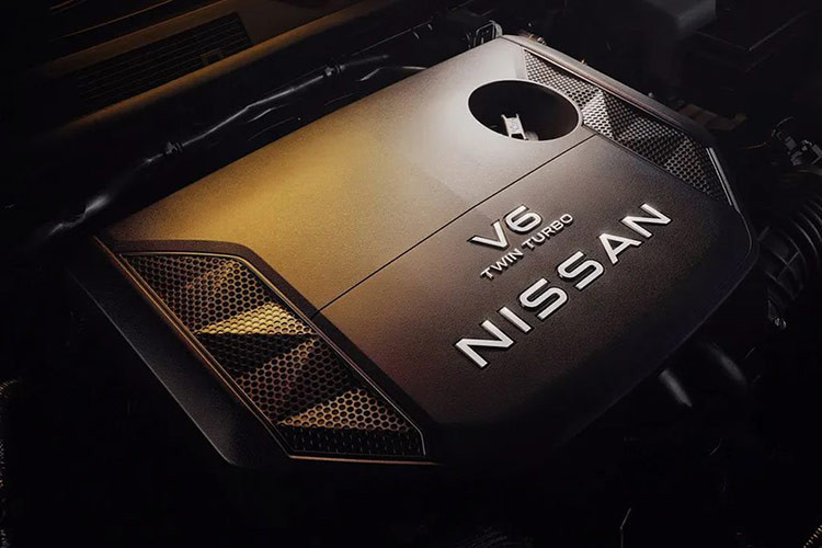 Nissan Patrol 2025 sở hữu động cơ V6 tăng áp kép mới, thay thế động cơ V8 hút khí tự nhiên 5.6L. Động cơ 6 xi-lanh này tạo ra công suất ấn tượng 425 mã lực cùng với mô-men xoắn 700 Nm - giúp tăng công suất 7% và mô-men xoắn tăng 25%. Động cơ này được hưởng lợi từ bộ tăng áp chịu nhiệt cao và bơm dầu tuần hoàn, đảm bảo bôi trơn liên tục trên các con dốc và đường dốc.