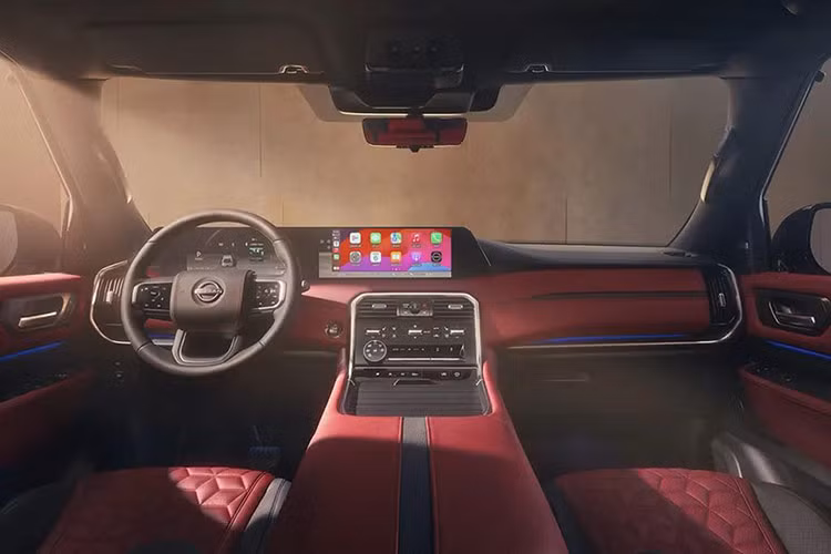 Bước vào trong cabin, hành khách sẽ được chào đón bằng một không gian nội thất rộng rãi, thoải mái với công nghệ cao. Hệ thống ghế ngồi trên Nissan Patrol 2025 được bọc da chần bông kết hợp họa tiết lấy cảm hứng từ kumiko - một kỹ thuật chế biến gỗ của Nhật Bản, có thể chỉnh điện 8 hướng và chức năng massage.