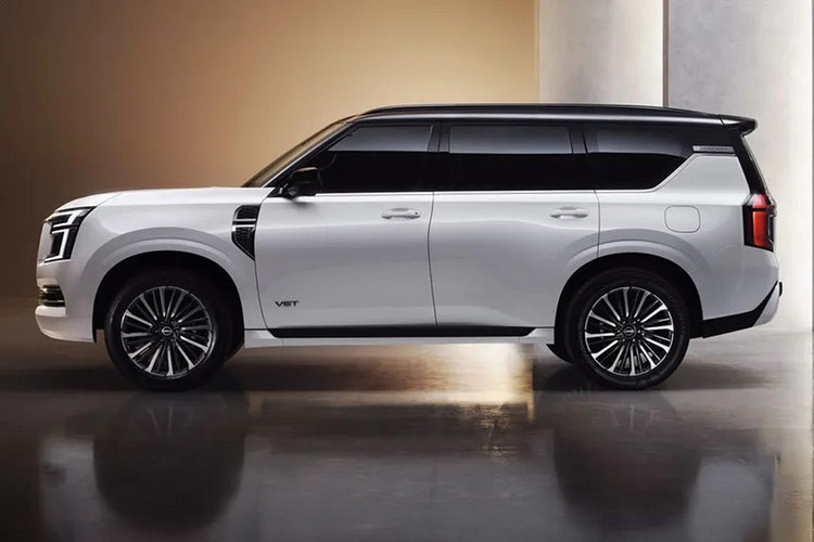 Thiết kế của mẫu xe SUV Nissan Patrol 2025 mang đến cái nhìn cao cấp hơn nhờ những đường nét thiết kế sắc nét. Patrol hoàn toàn mới được trang bị đèn pha hình chữ C bắt mắt, đặt dọc tích hợp công nghệ đèn pha thích ứng. Bộ lưới tản nhiệt và cản trước cũng đã được tinh chỉnh.