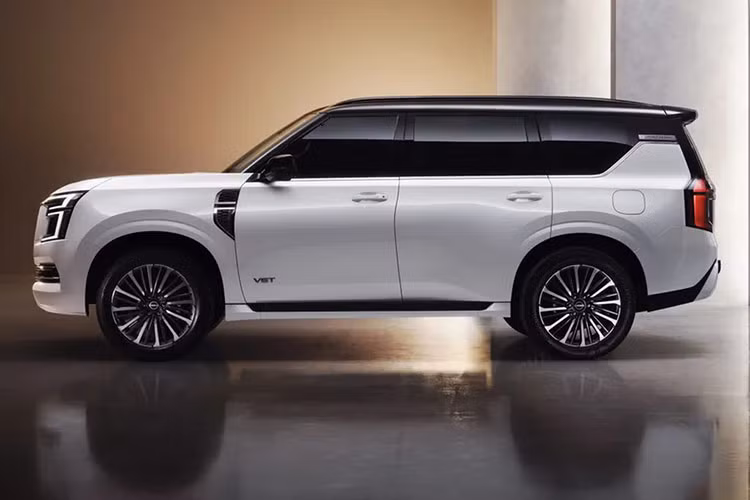 Thiết kế của mẫu xe SUV Nissan Patrol 2025 mang đến cái nhìn cao cấp hơn nhờ những đường nét thiết kế sắc nét. Patrol hoàn toàn mới được trang bị đèn pha hình chữ C bắt mắt, đặt dọc tích hợp công nghệ đèn pha thích ứng. Bộ lưới tản nhiệt và cản trước cũng đã được tinh chỉnh.