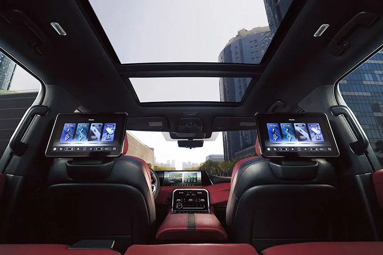 Xe sở hữu một màn hình hiển thị cỡ lớn kích thước 28,6 inch ở táp-lô, là sự kết hợp của cặp màn hình thông tin giải trí và cụm đồng hồ kỹ thuật số. Những màn hình này dùng hệ điều hành Nissan Connect 2.0 mới, tích hợp các dịch vụ của Google như Google Maps, Google Assistant và Play Store, lần đầu tiên có ở khu vực Trung Đông.