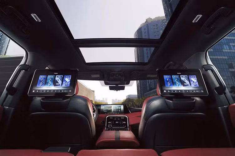 Xe sở hữu một màn hình hiển thị cỡ lớn kích thước 28,6 inch ở táp-lô, là sự kết hợp của cặp màn hình thông tin giải trí và cụm đồng hồ kỹ thuật số. Những màn hình này dùng hệ điều hành Nissan Connect 2.0 mới, tích hợp các dịch vụ của Google như Google Maps, Google Assistant và Play Store, lần đầu tiên có ở khu vực Trung Đông.